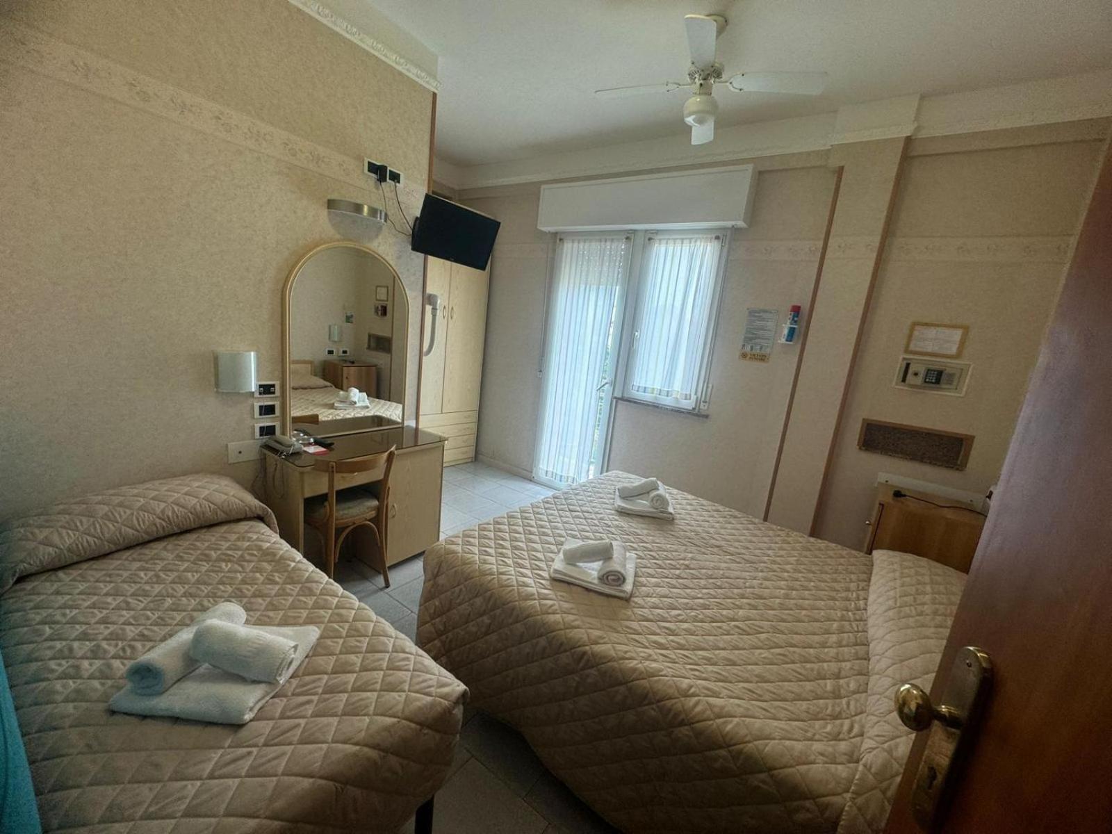 Hotel Bel Sogno Римини Екстериор снимка